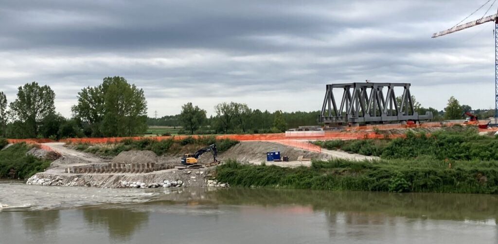 Montata la prima campata del ponte sull’Oglio